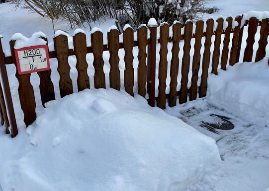 Hydranten im Winter von Schnee und Eis freihalten